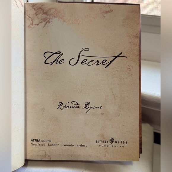 📚 Vintage 2006 Hardcover Book - The Secret by Rhonda Byrne - Picture 7 of 16